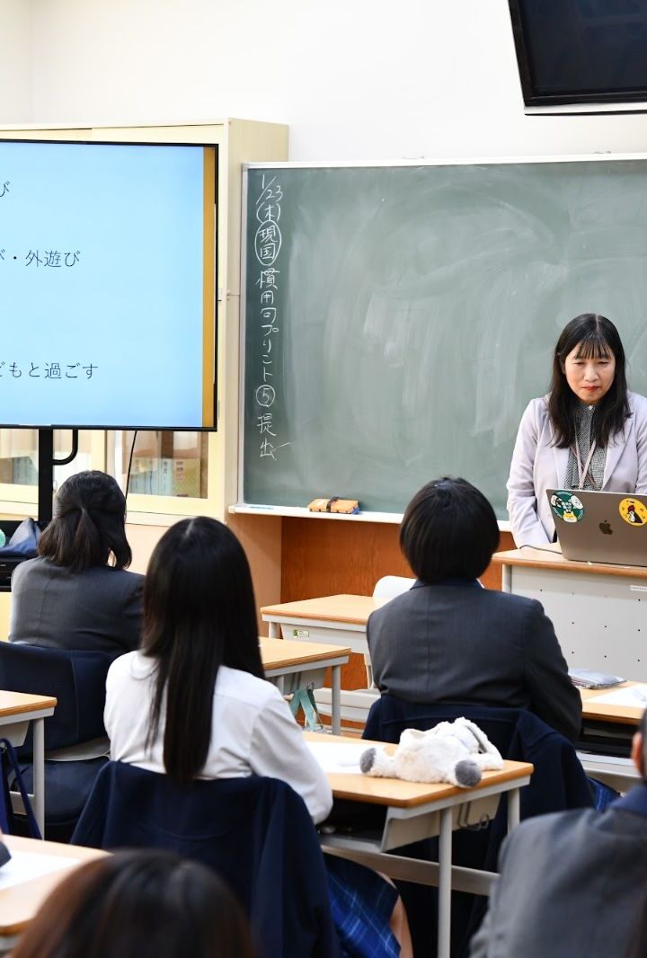 １学年「めざせ保育者講座」開催